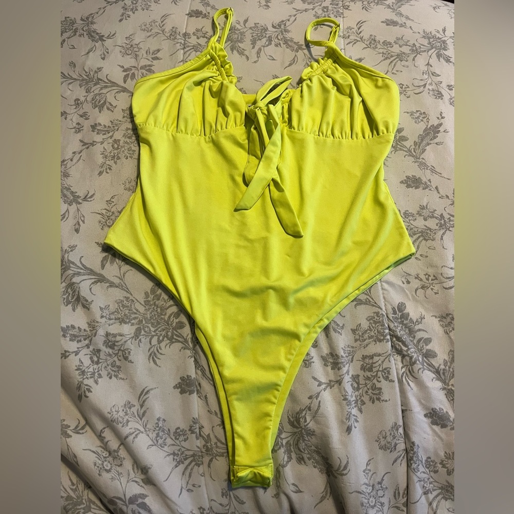 Neón green bodysuit